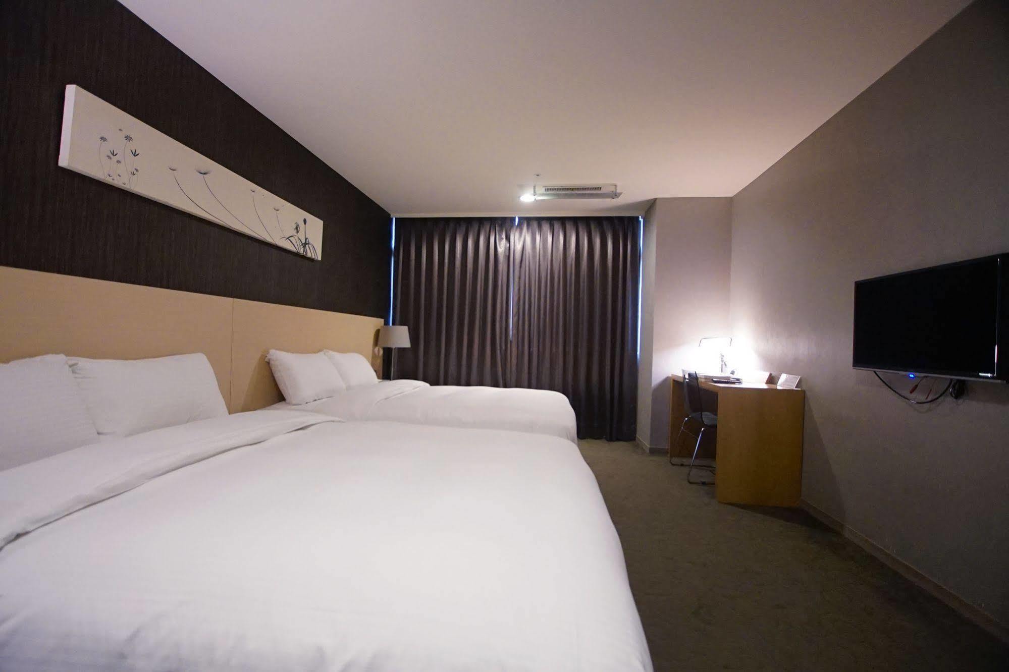 Beacon Hotel Taichung Exterior foto